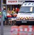 Paciente infectado pelo coronavírus sendo carregado em Nancy, na França  Foto: AFP / Ansa