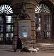 Mulher passeava com seu cachorro durante um toque de recolher imposto para impedir a propagação da doença por coronavírus em Belgrado.  Foto: Reuters / BBC News Brasil