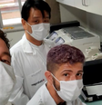 Ikaro (sentado, no meio, ao lado dos orientadores) foi provado em 1º lugar no programa de doutorado em biologia microbiana da UnB  Foto: Arquivo pessoal / BBC News Brasil