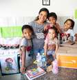 Juliete de Almeida, 30 anos, com os filhos Julia (11), Vinícius (9), Raphael (4) e Laura (2), moradores do Capão Redondo, que receberam a 'Caixa de Ternura' e a cesta básica durante ação de combate ao coronavírus.  Foto: Júlio Cézar/Divulgação Visão Mundial Brasil / Estadão