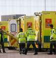 Paramédicos e ambulâncias do lado de fora de centro de convenções em Londres sendo preparado para receber vítimas do novo coronavírus
01/04/2020
REUTERS/Henry Nicholls  Foto: Reuters