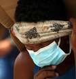 Homem com máscara de proteção atravessa ponte em Cúcuta
12/03/2020
REUTERS/Carlos Eduardo Ramirez  Foto: Reuters