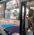 Soldado faz vistoria a ônibus em Lima, no Peru, durante pandemia de coronavírus 
26/03/2020
REUTERS/Sebastian Castaneda  Foto: Reuters