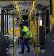 Funcionário desinfeta ônibus em São Paulo
17/03/2020
REUTERS/Amanda Perobelli  Foto: Reuters