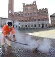 Operador sanitário faz higienização da Piazza del Campo, em Siena  Foto: ANSA / Ansa