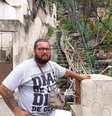  Rafael Amorim ajuda seus vizinhos a receber água na comunidade Camarista Meier, na zona norte da cidade  Foto: Foto/Divulgação 
