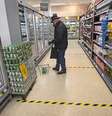 Linhas no chão marcam o distanciamento social em um supermercado.  Foto: Getty Images / BBC News Brasil