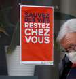 Homem com máscara de proteção passa por placa "Salve vidas, fique em casa" na França
01/04/2020
REUTERS/Charles Platiau  Foto: Reuters