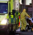 Um trabalhador do setor de saúde empurra um paciente em uma maca no lado de fora do Royal Liverpool University Hospital em Liverpool, Inglaterra. 02/04/2020. REUTERS/Phil Noble.  Foto: Reuters