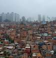 Favela de Paraisópolis e bairro nobre do Morumbi ao fundo  Foto: Felipe Souza/BBC Brasil / BBC News Brasil