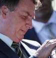 Bolsonaro nesta quinta-feira (2) em frente ao Palácio da Alvorada; mais tarde, ele deu entrevista à rádio Jovem Pan defendendo relaxamento de medidas de isolamento para contenção do coronavírus  Foto: REUTERS/Ueslei Marcelino / BBC News Brasil