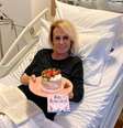 Ana Maria Braga recebe bolo antes de 4ª sessão de quimioterapia em hospital.  Foto: Instagram / @anamaria16 / Estadão