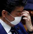 Premiê japonês, Shinzo Abe, usa máscara de proteção em sessão parlamentar
01/04/2020
REUTERS/Issei Kato/File Photo  Foto: Reuters
