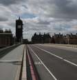 Ciclista atravessa ponte de Westminster vazia em Londres em meio à pandemia de Covid-19
03/04/2020 REUTERS/Hannah McKay   Foto: Reuters
