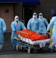 Profissionais de saúde levam corpo de pessoa morta em hospital no Brooklyn
02/04/2020
REUTERS/Brendan Mcdermid  Foto: Reuters