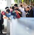 Bolsonaro encontra apoiadores ao deixar Palácio da Alvorada 3/4/2020 REUTERS/Adriano Machado  Foto: Reuters