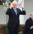 O vice-presidente dos Estados Unidos, Mike Pence, e o presidente Donald Trump reagem enquanto se preparam para participar de um evento. 24/03/2020. REUTERS/Jonathan Ernst.  Foto: Reuters