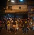 Policiais em conjunto com agentes da Guarda Municipal durante operacao para encerrar dois eventos de musica no bairro Curicica, zona oeste da cidade  Foto: Allan Carvalho/Agif - Agência de Fotografia / Estadão
