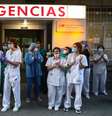 Equipe médica recebe aplausos da população em frente a hospital de Madri  Foto: Sergio Perez / Reuters