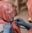 Roberts ajuda seus colegas a colocar sacos de lixo para proteger suas cabeças.  Foto: BBC News Brasil