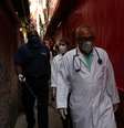 Para ajudar na prevenção, três ambulâncias com médicos e enfermeiros estão disponíveis 24h em Paraisópolis  Foto: Amanda Perobelli / Reuters