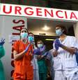 Profissionais de saúde de hospital em Madri reagem a aplausos de vizinhos
05/04/2020 REUTERS/Sergio Perez   Foto: Reuters