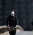 Pedestres caminham pela Westminster Bridge em Londres
06/04/2020
REUTERS/Hannah McKay  Foto: Reuters