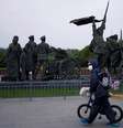 Morador com máscara de proteção passa por praça de Wuhan, na província chinesa de Hubei
06/04/2020
REUTERS/Aly Song  Foto: Reuters