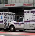 Ambulâncias do lado de fora de hospital em Nova York
31/03/2020 REUTERS/Brendan McDermid  Foto: Reuters