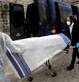 Agentes funerários transferem corpo de vítima do coronavírus
02/04/2020
REUTERS/Ronen Zvulun  Foto: Reuters