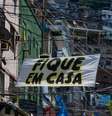 Faixas espalhadas pela a entrada da comunidade da Rocinha conscientizando a população para a importância do isolamento social  Foto: Erbs Jr./FramePhoto / Estadão Conteúdo