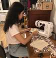 Luísa Lunière, estudante universitária, produz máscaras para doação  Foto: Divulgação