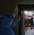 Equipe de hospital em Wuhan, na China, se despede de paciente curado da covid-19; OMS destaca que maioria dos infectados com a doença consegue se recuperar  Foto: Getty Images / BBC News Brasil