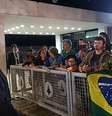 Bolsonaro conversa com grupo da renovação carismática católica na portaria do Palácio da Alvorada  Foto: Facebook Jair Bolsonaro / Reprodução / Estadão Conteúdo