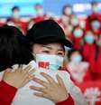 Agente de saúde se emociona ao abraçar colega após fim de isolamento em Wuhan, epicentro inicial do novo coronavírus
08/04/2020
REUTERS/Aly Song  Foto: Reuters