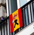 Bandeira da Espanha com faixa preta de luto em varanda na cidade de Ronda em meio à pandemia de coronavírus
07/04/2020 REUTERS/Jon Nazca   Foto: Reuters