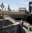 Pessoas com máscaras de proteção na ponte de Westminster, em Londres
07/04/2020 REUTERS/Peter Nicholls  Foto: Reuters