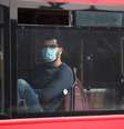 Passageiro com máscara de proteção contra novo coronavírus observa ruas de Londres pela janela de ônibus
08/04/2020
REUTERS/Hannah McKay  Foto: Reuters