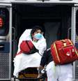 Mulher é colocada em ambulância por paramédicos em Nova York
08/04/2020
REUTERS/Mike Segar  Foto: Reuters
