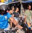 Pessoas caminham próximas umas às outras na favela Paraisópolis, em São Paulo, apesar da epidemia de covid-19  Foto: DW / Deutsche Welle