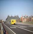 Ambulância passa pela ponte Westminster, em Londres
09/04/2020
REUTERS/Hannah McKay  Foto: Reuters