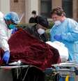 Profissionais da saúde transferem corpo de pessoa morta pelo Covid-19 no Kingsbrook Jewish Medical Center, no Brooklyn, Nova York 
08/04/2020
REUTERS/Brendan McDermid  Foto: Reuters