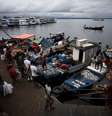 Pessoas observam peixes durante feira em Manaus, durante a pandemia de coronavirus. 4/4/2020. REUTERS/Bruno Kelly  Foto: Reuters