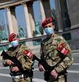 Agentes de segurança em praça deserta de Budapeste
06/04/2020
REUTERS/Bernadett Szabo  Foto: Reuters