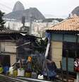 Voluntários desinfetam vielas da comunidade Santa Marta, Rio de Janeiro.
REUTERS/Ricardo Moraes  Foto: Reuters
