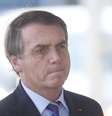 O presidente da República, Jair Bolsonaro, chega na portaria do Palácio da Alvorada, em Brasília, para uma rápida conversa com simpatizantes que o aguardavam  Foto: Dida Sampaio / Estadão Conteúdo