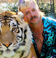 A série Tiger King é focada na rivalidade entre Joe Exotic (na imagem) e Carole Baskin  Foto: Netflix / BBC News Brasil