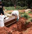 Cemitério em São Paulo; na América Latina, o contágio e as mortes continuam aumentando  Foto: Getty Images / BBC News Brasil