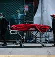 Operadores sanitários transferem corpo de vítima da Covid-19 em Nova York, epicentro da pandemia no mundo  Foto: ANSA / Ansa - Brasil