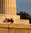 Jovem casal reza ao nascer do sol no Lincoln Memorial durante o surto de doença por coronavírus (COVID-19) em Washington  Foto: Jonathan Ernst / Reuters